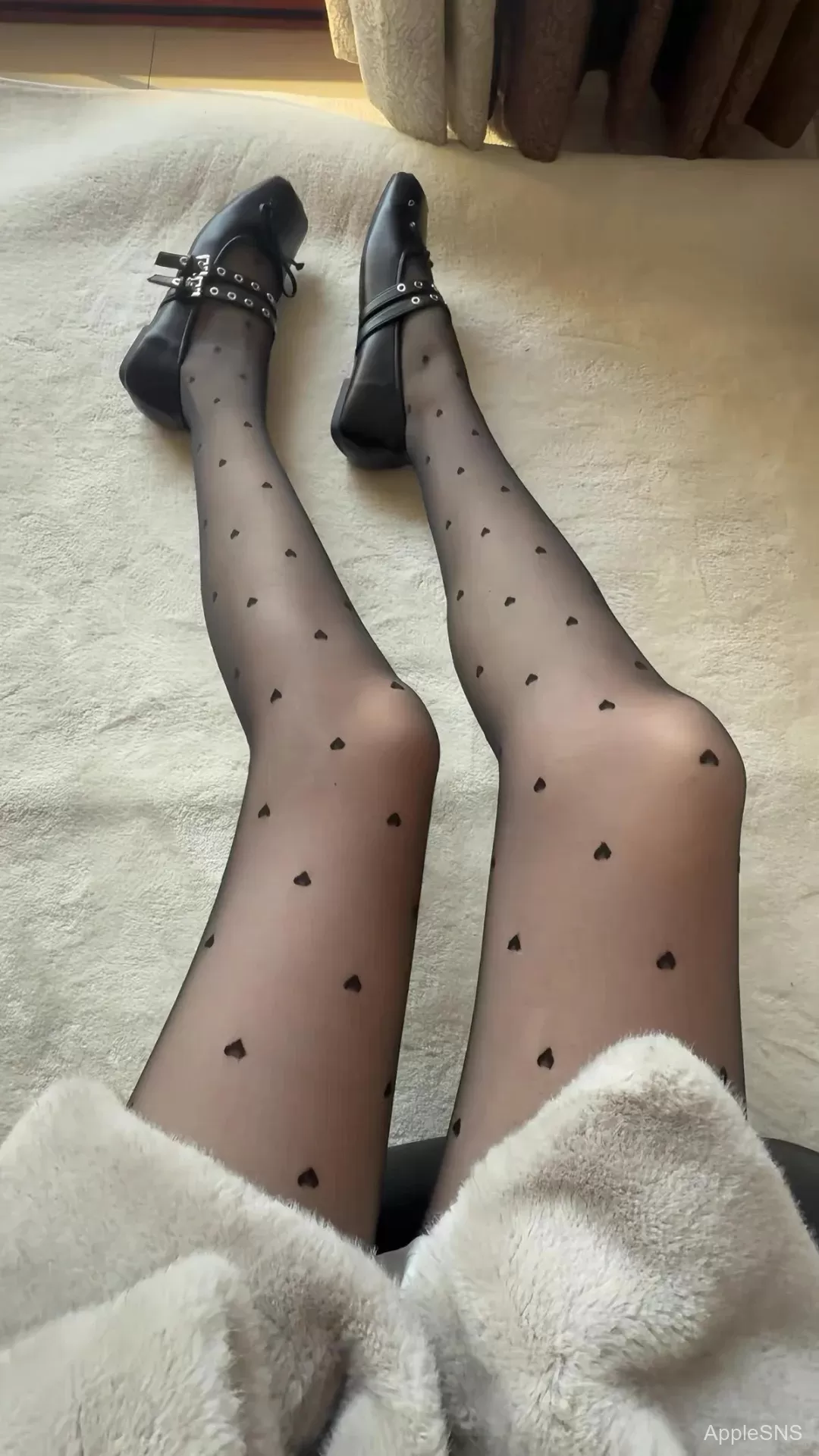 黑丝新宠!爱心波点丝袜,打造甜酷少女风穿搭