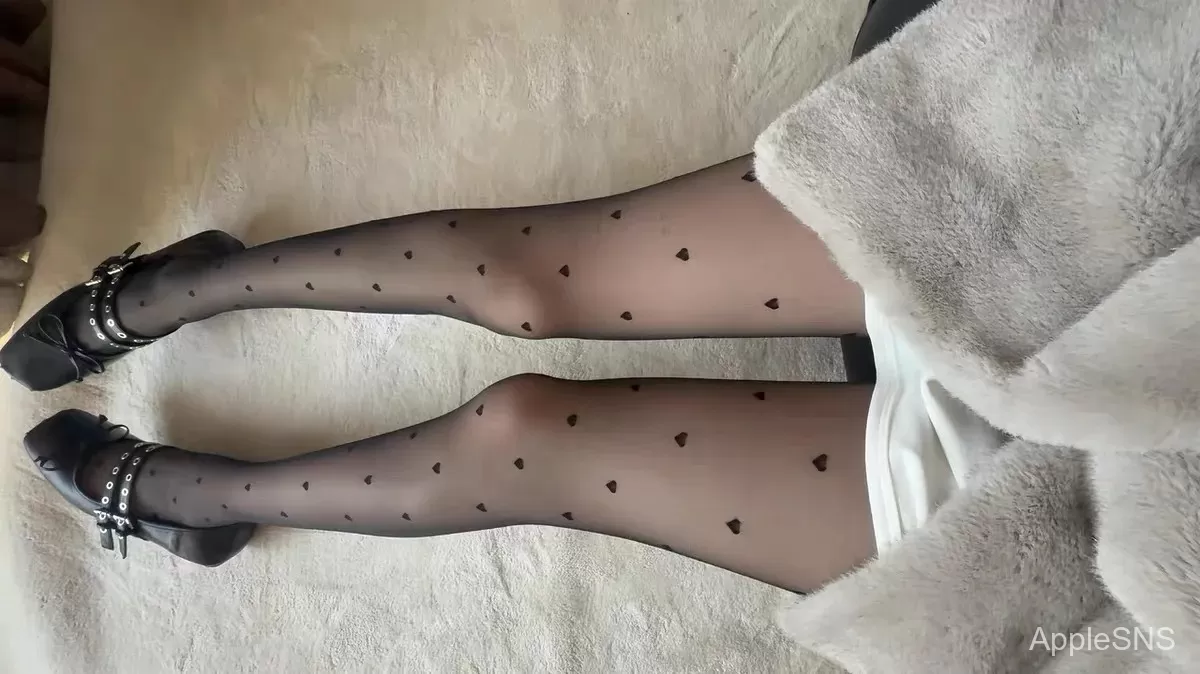 黑丝新宠！爱心波点丝袜，打造甜酷少女风穿搭