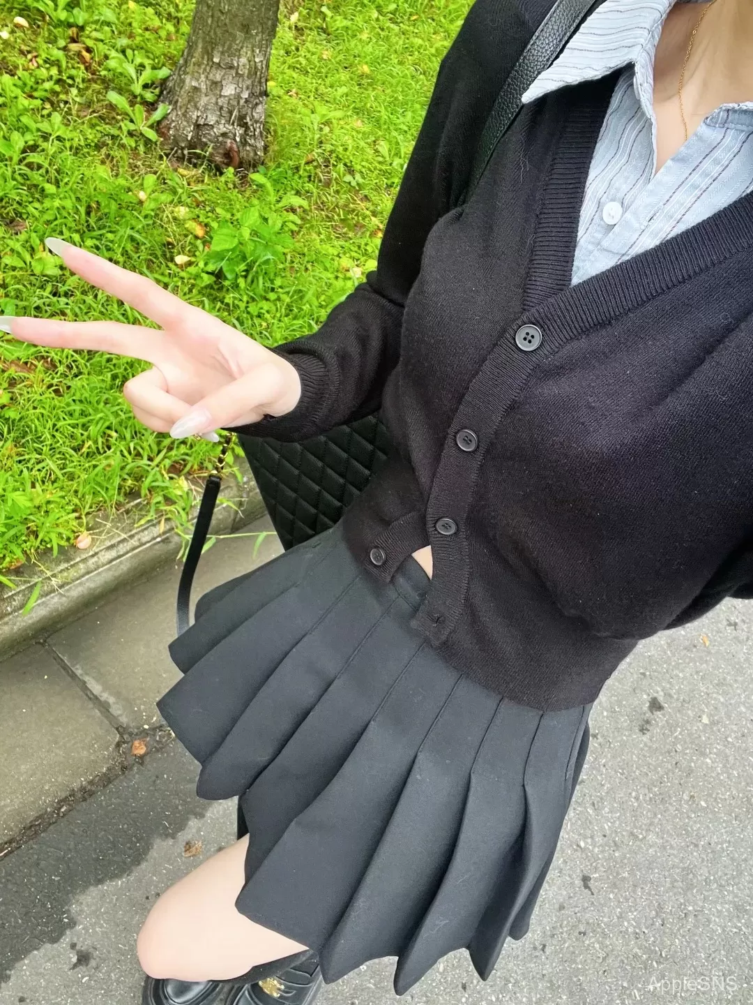 学院风穿搭新宠，黑百褶裙搭配针织开衫，秒变校园女神！