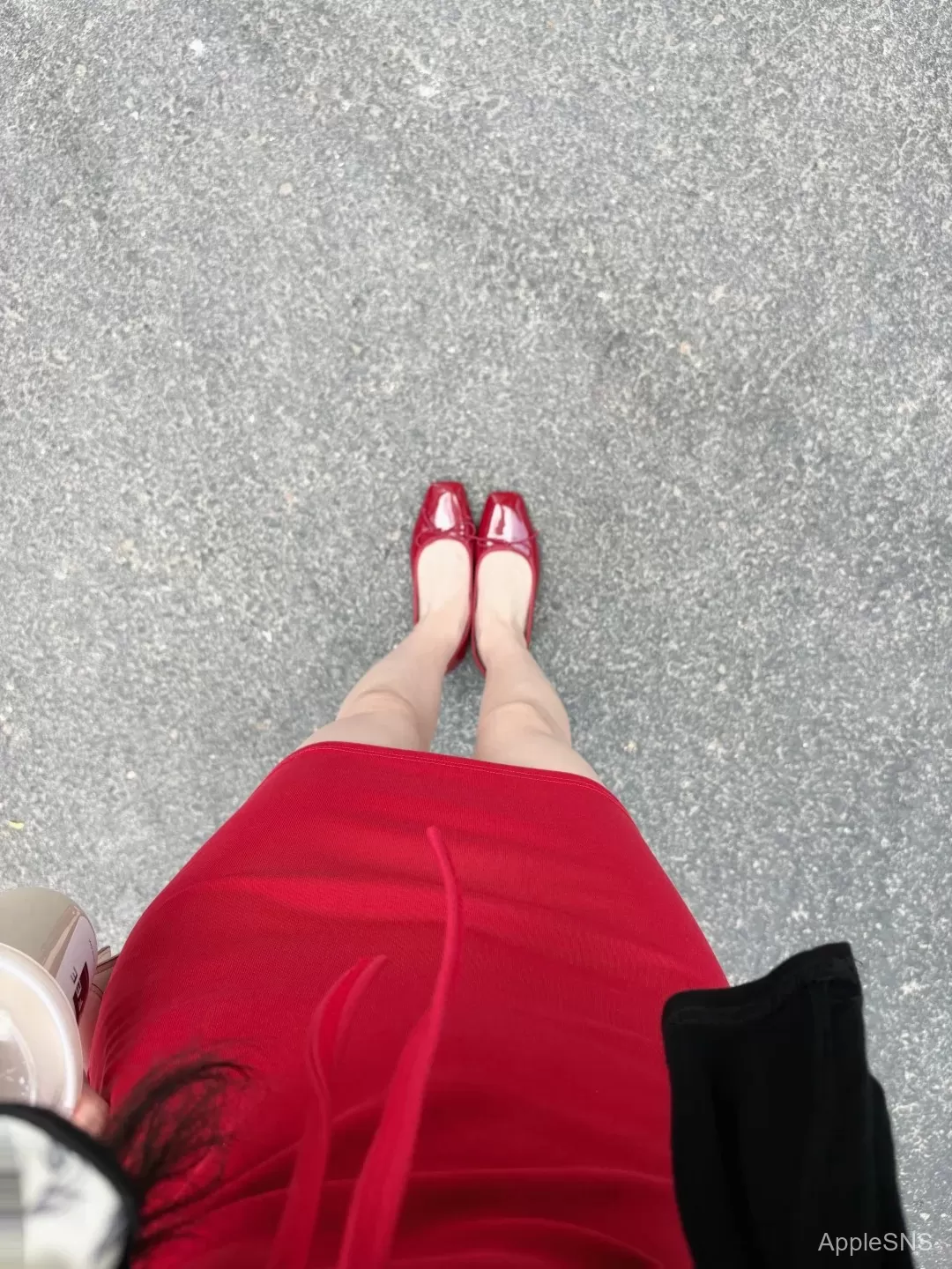 红裙辣妹出街，吸睛指数爆表