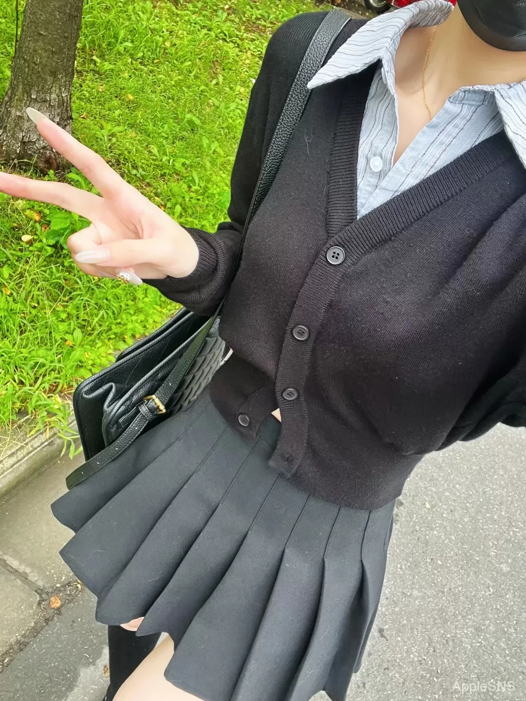 学院风穿搭新宠,黑百褶裙搭配针织开衫,秒变校园女神!