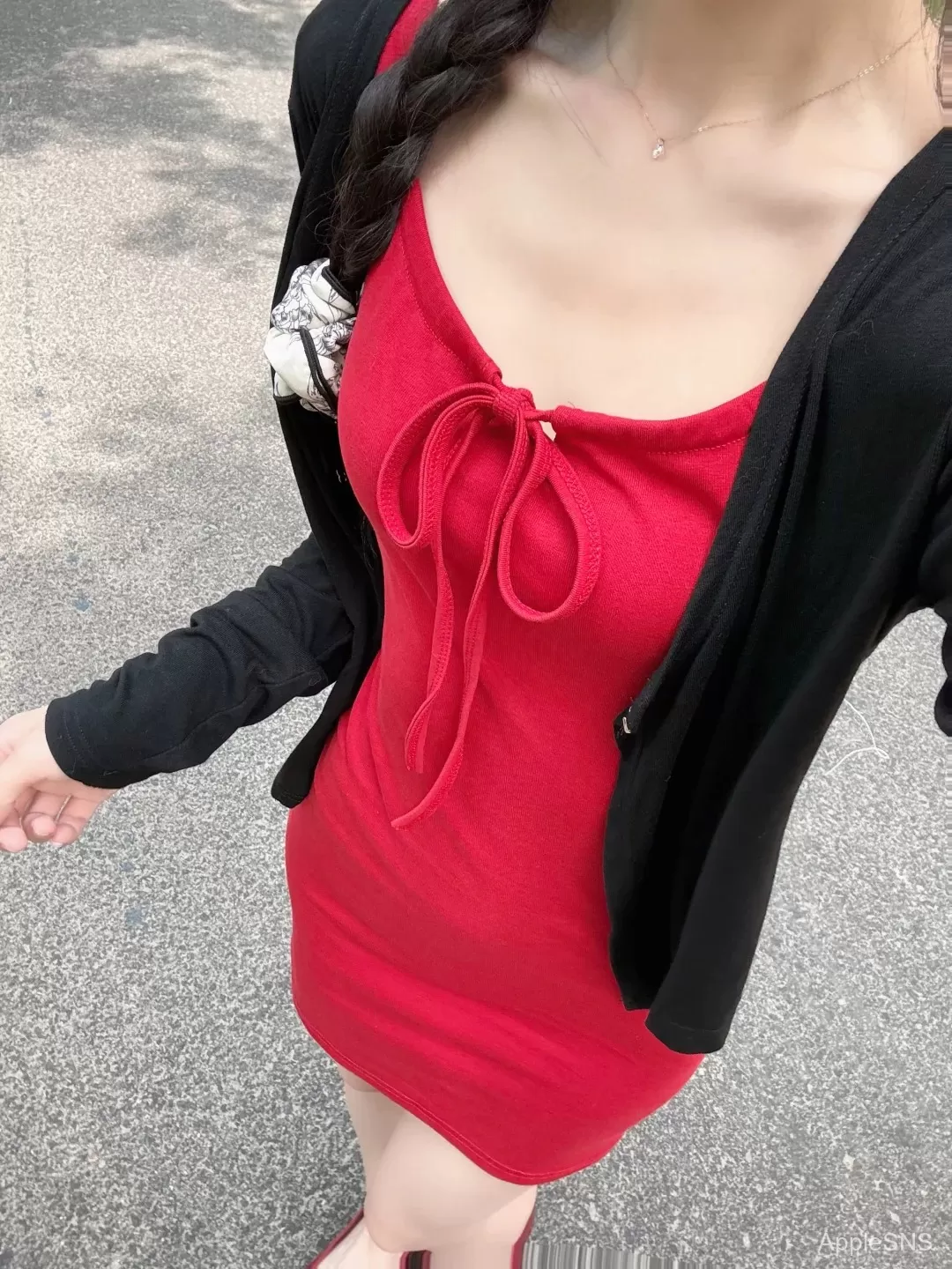 红裙辣妹出街,吸睛指数爆表