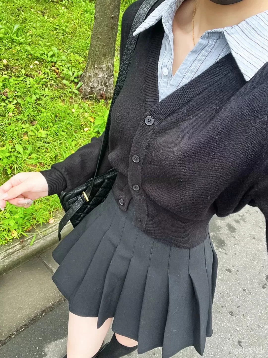 学院风穿搭新宠,黑百褶裙搭配针织开衫,秒变校园女神!
