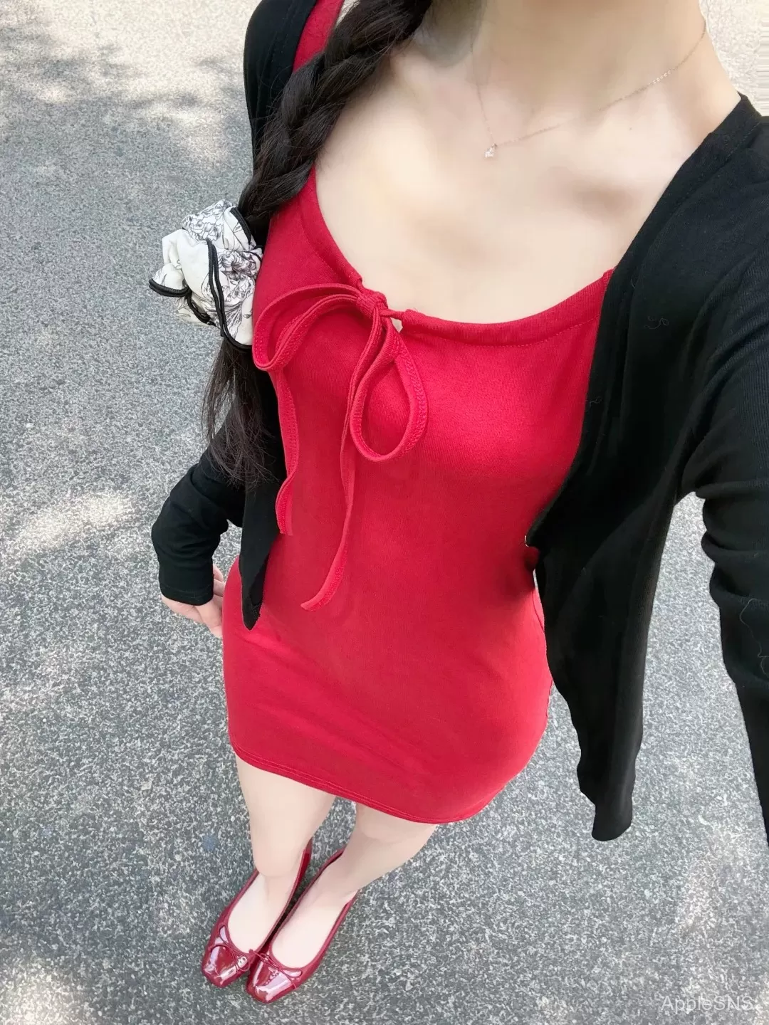 红裙辣妹出街,吸睛指数爆表