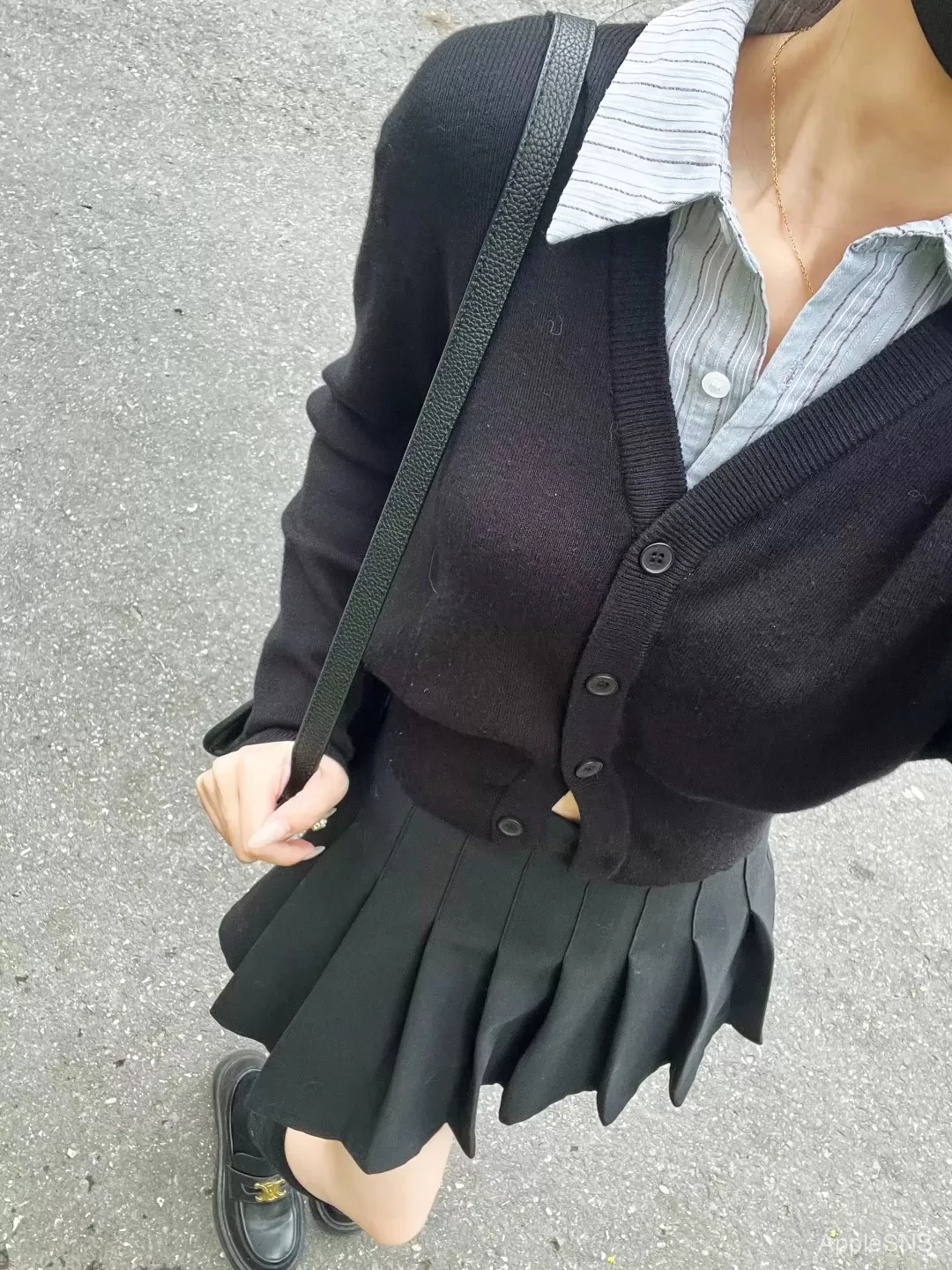 学院风穿搭新宠,黑百褶裙搭配针织开衫,秒变校园女神!