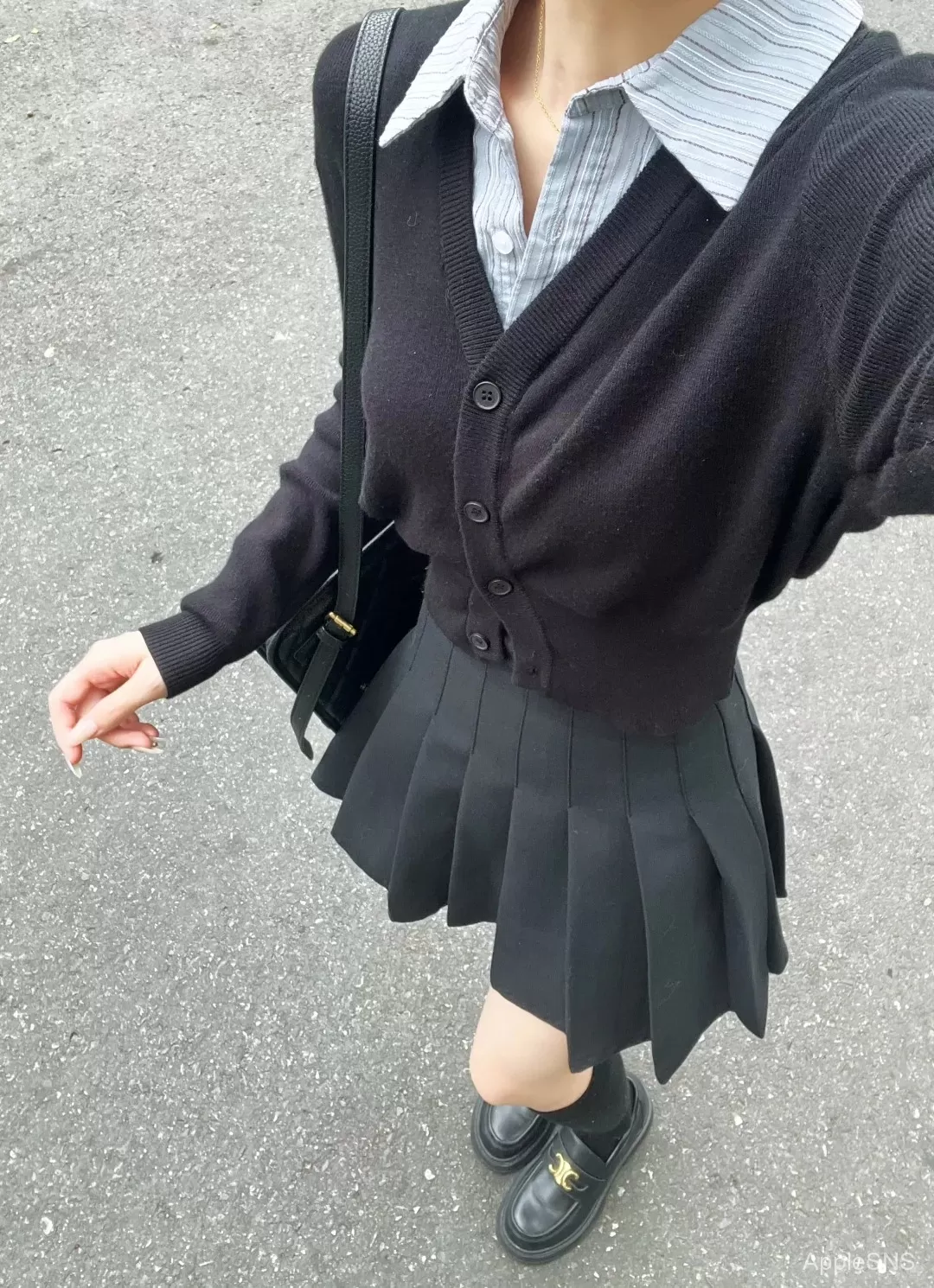 学院风穿搭新宠,黑百褶裙搭配针织开衫,秒变校园女神!
