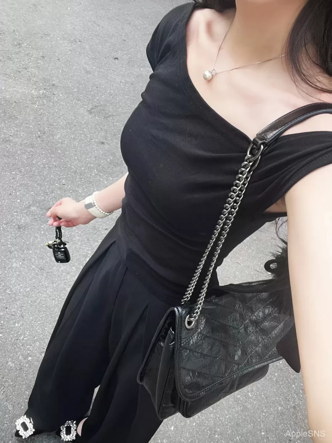 黑色露肩T恤+黑色阔腿裤,打造极致优雅与显瘦穿搭