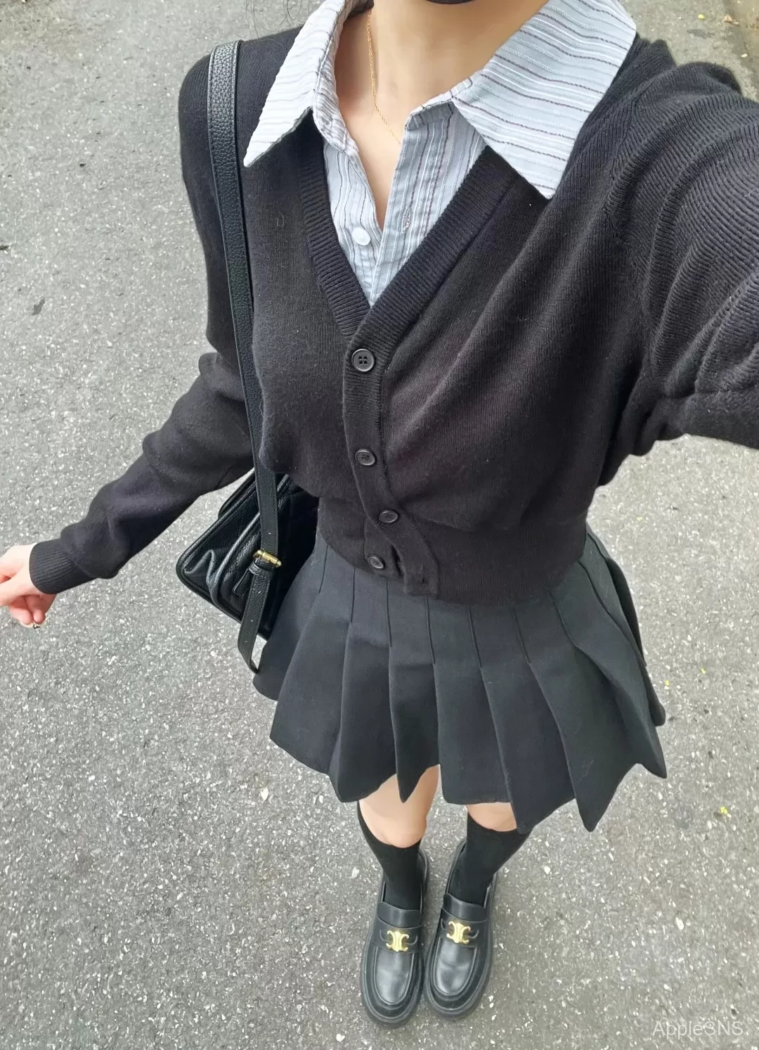 学院风穿搭新宠,黑百褶裙搭配针织开衫,秒变校园女神!