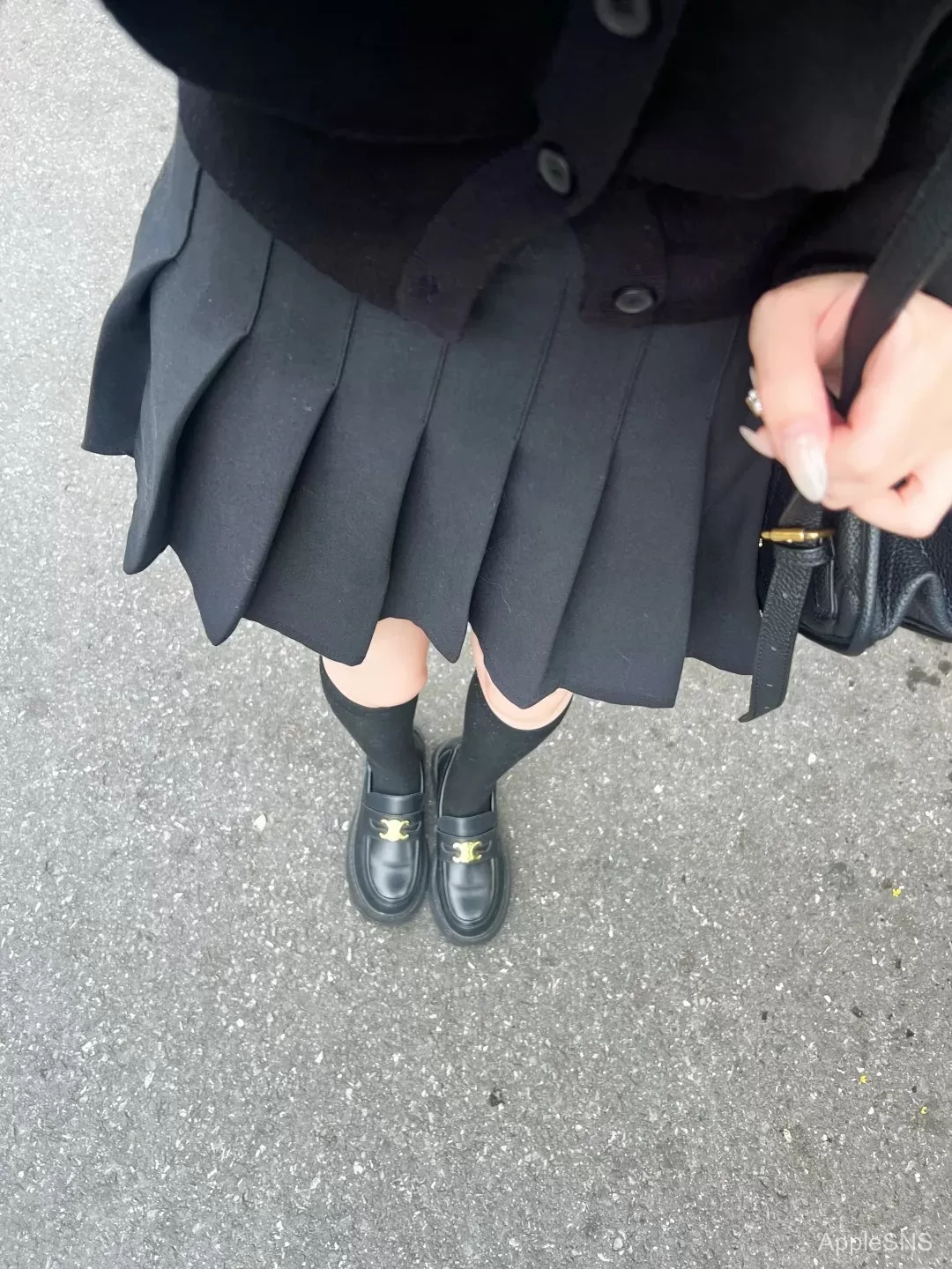 学院风穿搭新宠,黑百褶裙搭配针织开衫,秒变校园女神!