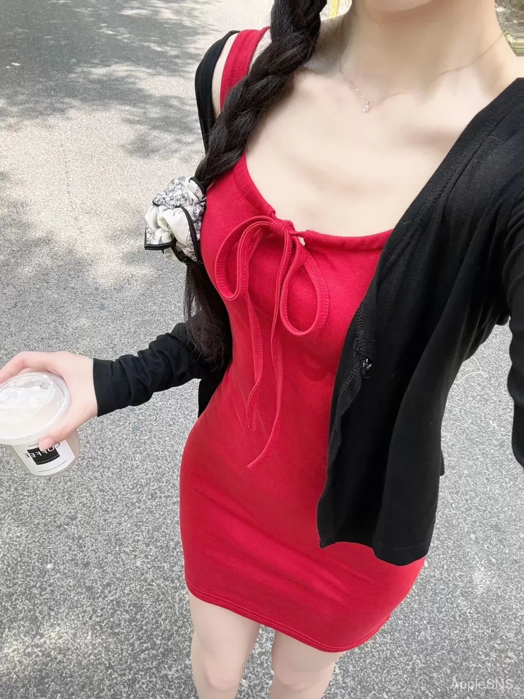 红裙辣妹出街,吸睛指数爆表