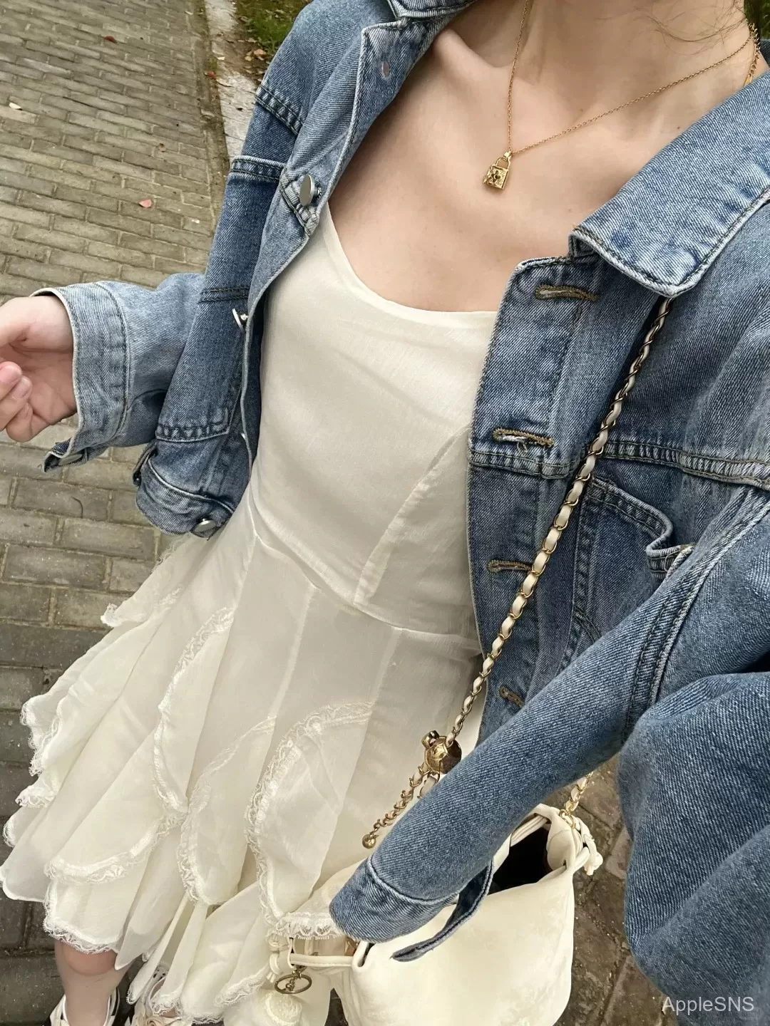 牛仔外套+小白裙,打造春日清新造型