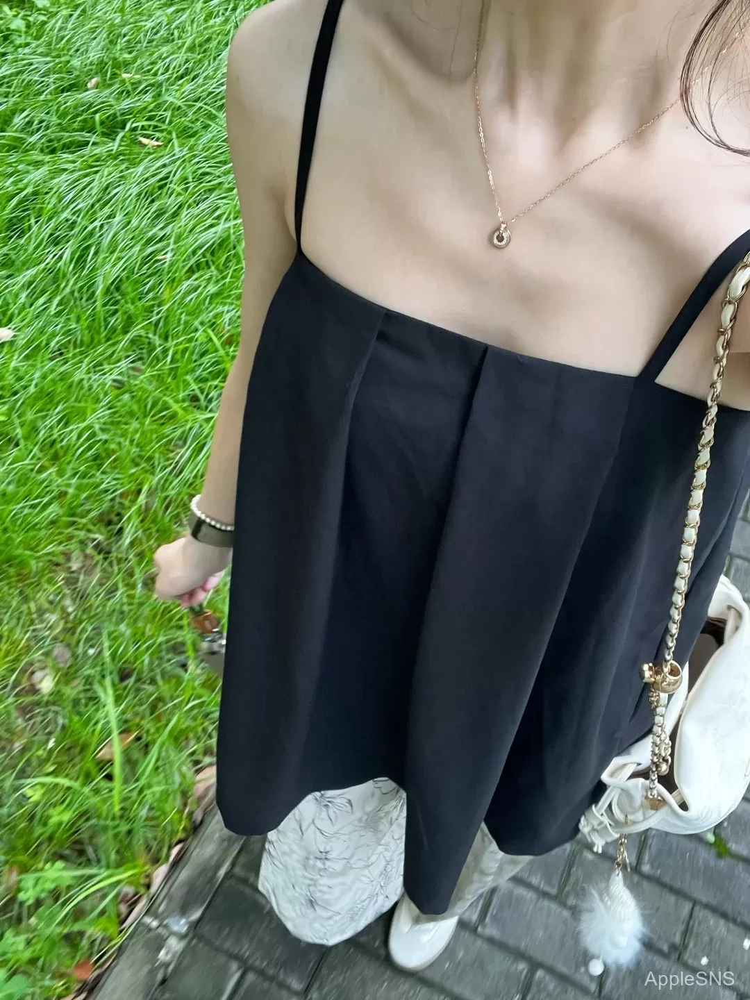 黑色吊带衫+水墨裤，简约不失高级感