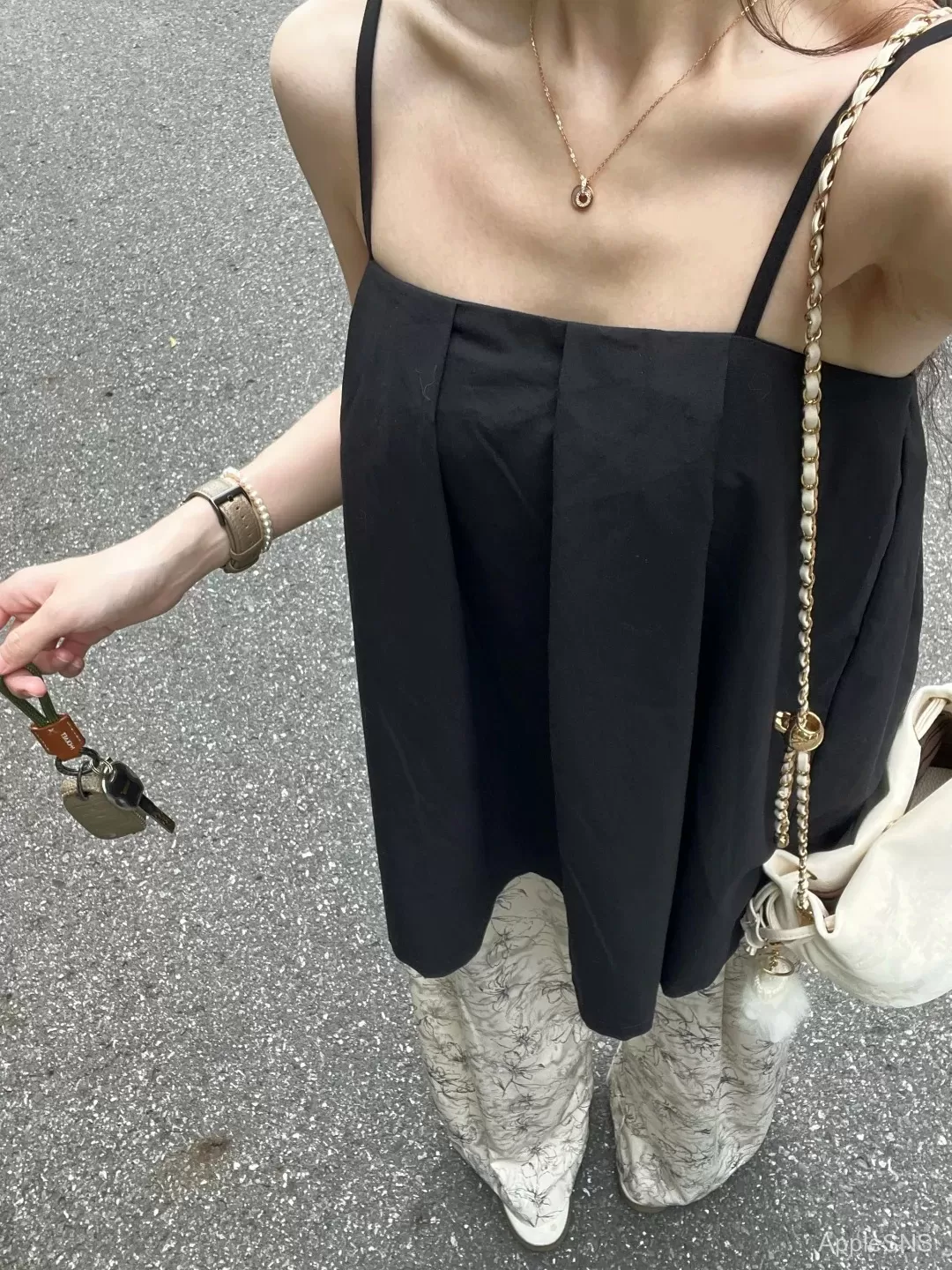 黑色吊带衫+水墨裤,简约不失高级感