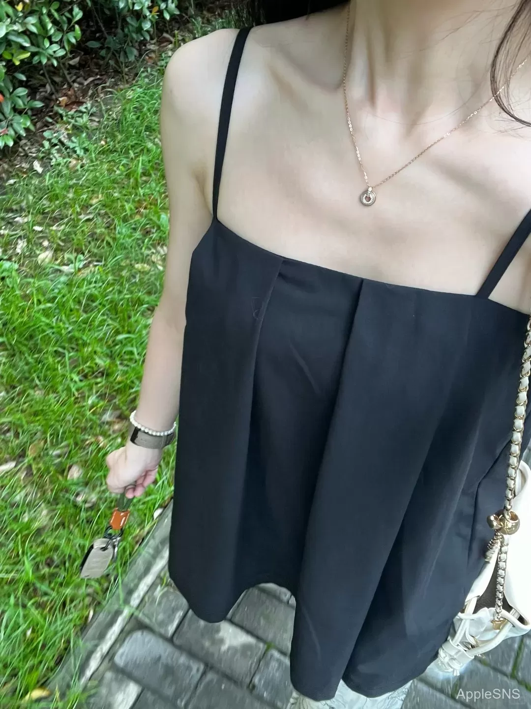 黑色吊带衫+水墨裤,简约不失高级感